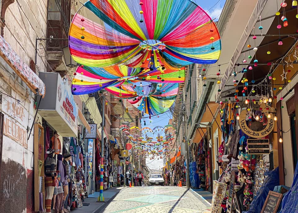 Calle Linares, en La Paz: tiendas con toldos y banderines de colores
