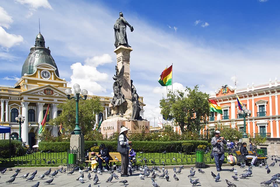 Plaza Murillo al mediodía, La Paz, con palomas y el Palacio Legislativo