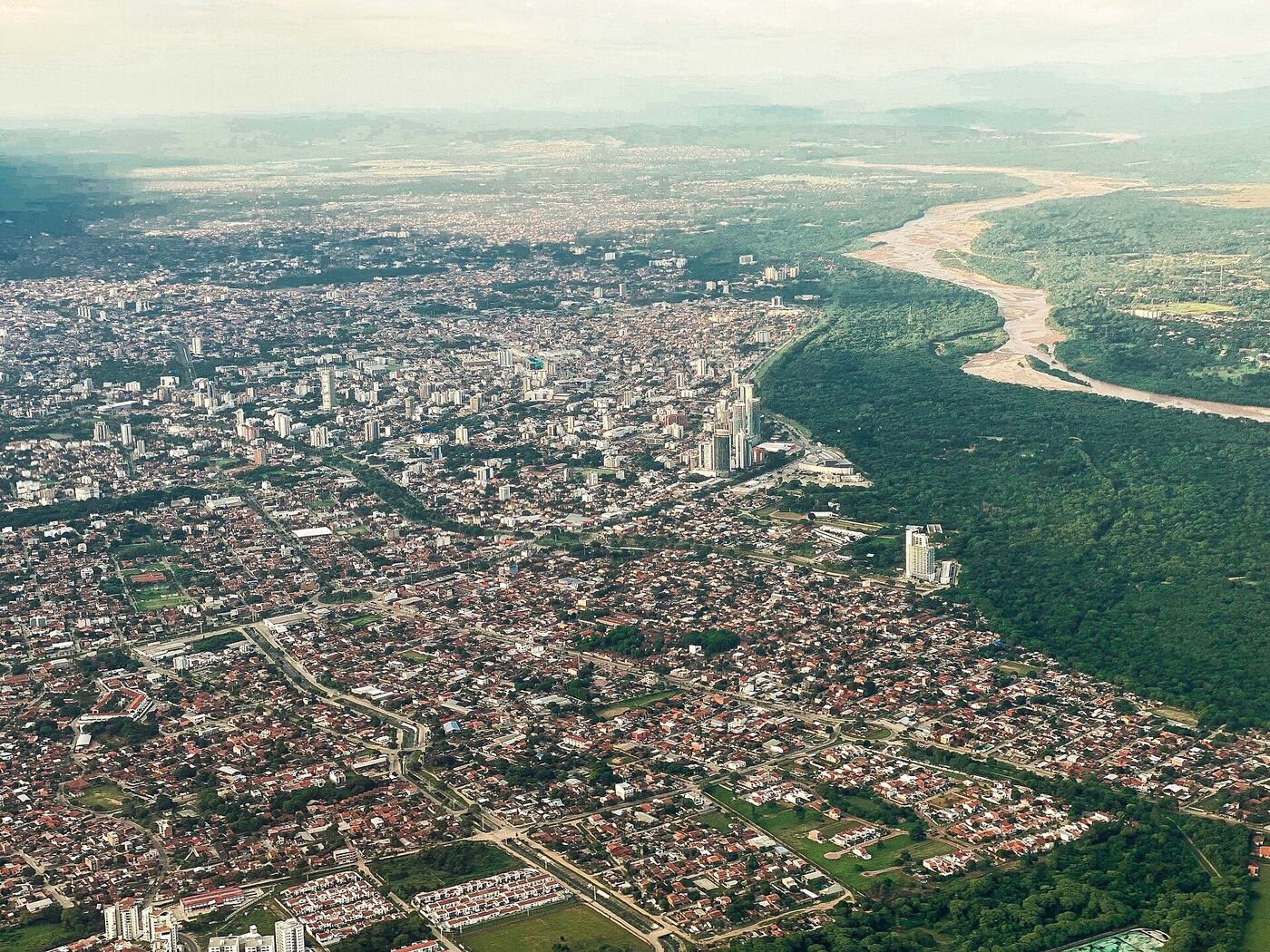 Vista aérea de Santa Cruz de la Sierra con el río Piraí