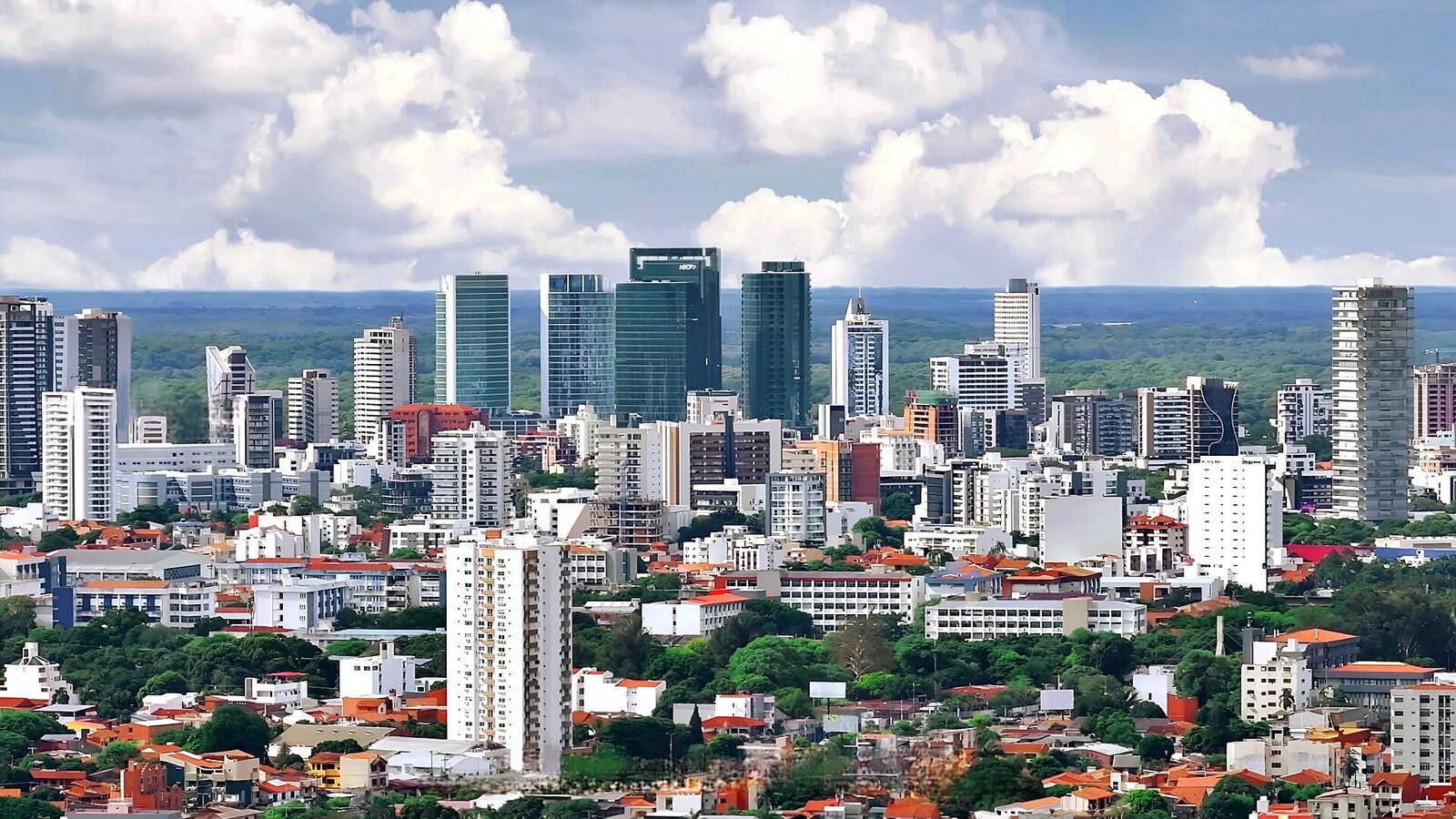 Torres de Equipetrol y, detrás, la llanura y el horizonte del norte de Santa Cruz bajo nubes