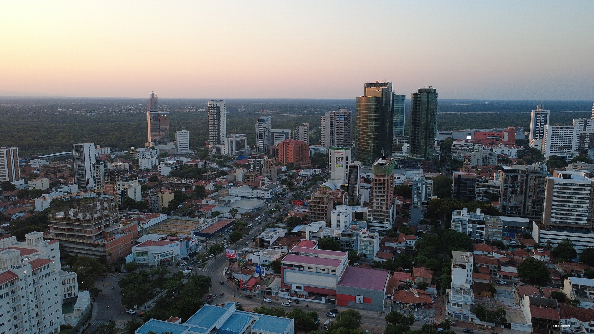 Equipetrol Norte al atardecer, visto desde el aire, con las torres y el cordón verde al fondo