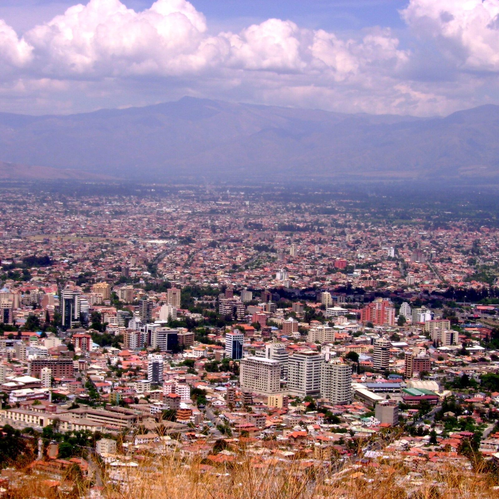 Vista del valle de Cochabamba desde el cerro, con la ciudad y las montañas al fondo