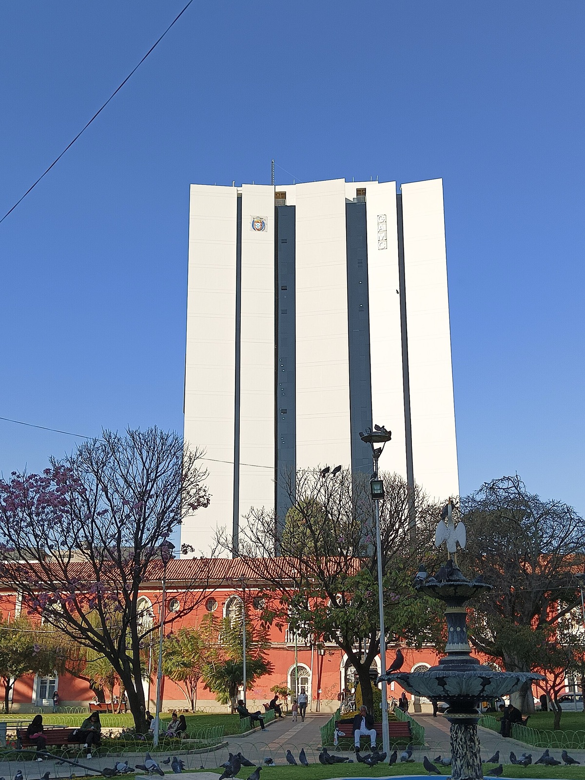 Plaza Colón de Cochabamba: fuente, árboles y el edificio municipal al fondo