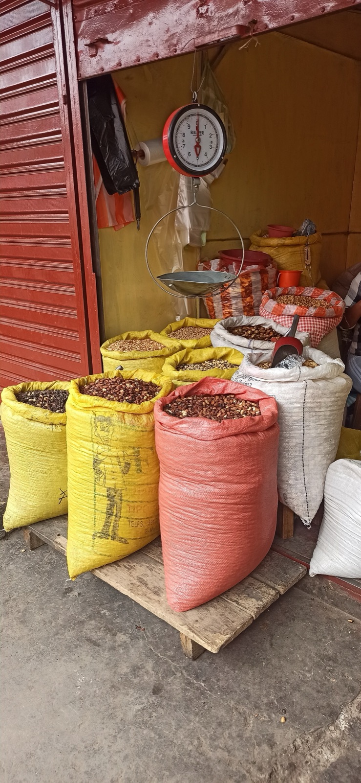 Bolsas de tostado de maíz y granos en un puesto del mercado de Cochabamba